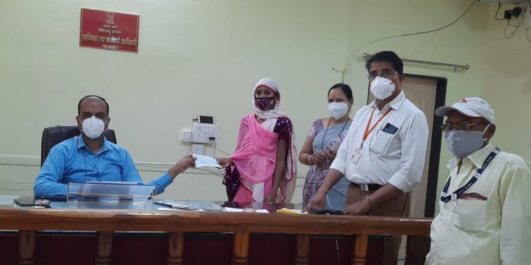 यावल येथे दारिद्रय रेषेखालील कुटुंबातील १२लाभार्थ्यांना राष्ट्रीय कुटुंब अर्थसहाय्य योजनेअंतर्गत धनादेश वितरीत