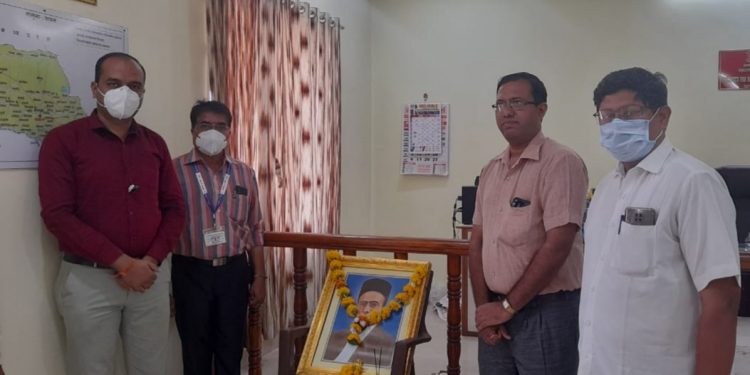 यावल येथे स्वातंत्रवीर विनायक सावरकर यांना जयंतीनिमित्त महसुल, पोलीस व पंचायत समिती प्रशासनाच्या वतीने आदरांजली