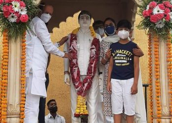 स्व.निखिल खडसे यांच्या स्मृतीस्थळी अभिवादन आणि १३५ रक्तदात्यांचं रक्तदान