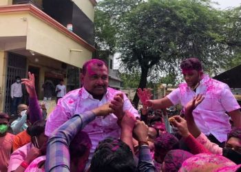 आपला नेता आमदार होतं नाही तोवर चप्पल घालणार नाही अशी ‘शपथ’ घेणाऱ्या कार्यकर्त्यांचे अखेर झाले ‘समाधान’