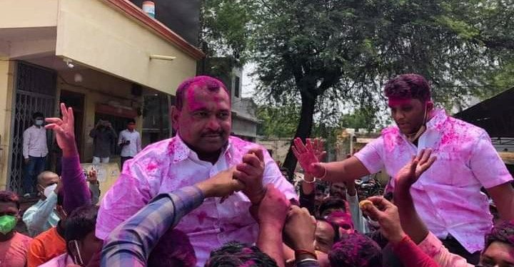 आपला नेता आमदार होतं नाही तोवर चप्पल घालणार नाही अशी ‘शपथ’ घेणाऱ्या कार्यकर्त्यांचे अखेर झाले ‘समाधान’