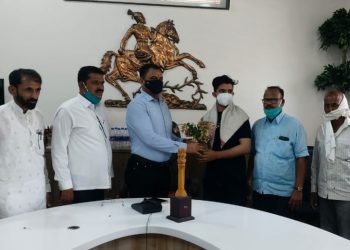 पाचोऱ्यातील तरुणाची समुद्रातील जीवघेण्या लाटांशी आठ तास झुंज;जवान वैभव पाटील यांना आ.किशोर अप्पा पाटील यांनी गौरवले