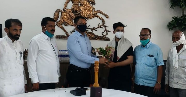 पाचोऱ्यातील तरुणाची समुद्रातील जीवघेण्या लाटांशी आठ तास झुंज;जवान वैभव पाटील यांना आ.किशोर अप्पा पाटील यांनी गौरवले