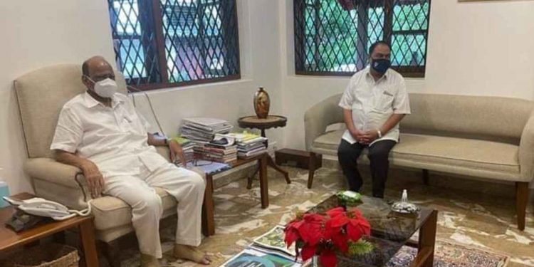 फडणवीसांनंतर एकनाथ खडसे शरद पवारांच्या भेटीला ; राजकीय चर्चेला उधाण