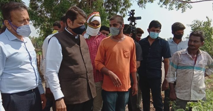 मुक्ताईनगर तालुक्यात वादळी पावसामुळे झालेल्या नुकसानीची देवेंद्र फडणवीस यांच्याकडून पाहणी