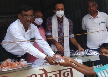 वाढदिवस साधपणाने साजरा करीत गरिबांना केले मिठाई चे वाटप