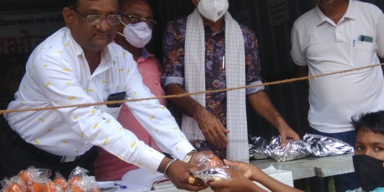 वाढदिवस साधपणाने साजरा करीत गरिबांना केले मिठाई चे वाटप