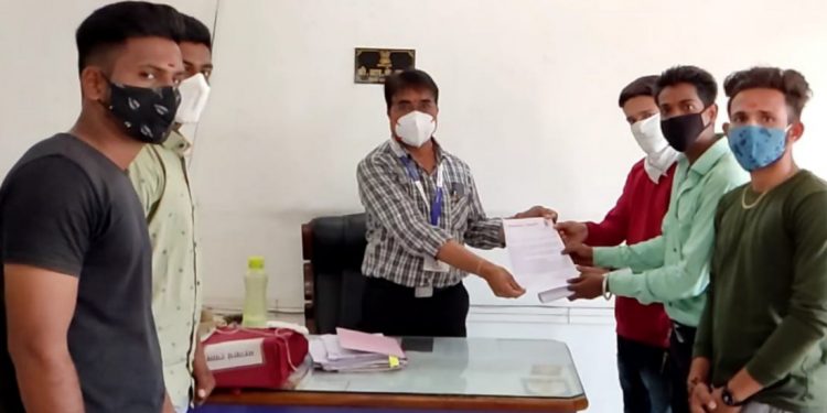 देशद्रोही लिखाण करणारे गिरीष कुबेर लिखित रीनेइसन्स स्टेट या वादग्रस्त पुस्तकावर तात्काळ बंदी घालावी श्रीशिवप्रतिष्ठान हिन्दुस्थानची मागणी