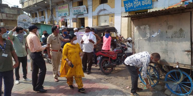 पाचोरा शहरातील मुख्य रस्त्यांवरील अनाधिकृत अतिक्रमणधारकांवर मुख्याधिकारी शोभा बाविस्कर यांची धडक कार्यवाही