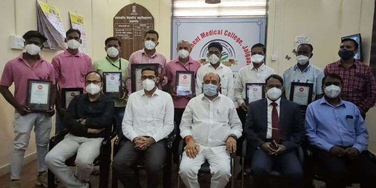 स्वच्छतेमुळे ” शावैम” चा जागतिक सन्मान झाल्याने आनंद – पालकमंत्री सुशोभीकरणात योगदान देणाऱ्या कलाकार, कर्मचाऱ्यांचा झाला सन्मान