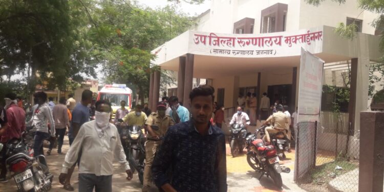 मुक्ताईनगर येथे वृद्धावर हत्याराने वार : तीन जण ताब्यात तर एक फरार