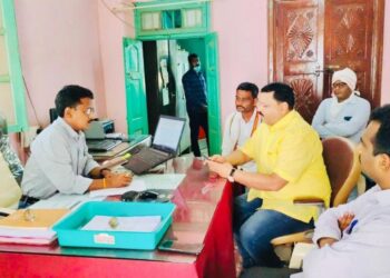 शेती व गावातील विज प्रश्नाबाबत अनिल चौधरी यांची रावेर येथील विजवितरण कार्यालयात धडक