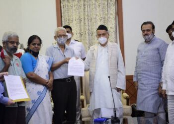 शेतकर्‍यांतर्फे लोक संघर्ष मोर्चाच्या अधक्षा प्रतिभाताई शिंदे यांनी व शेतकरी संघटनांनी लिहीले राष्ट्रपतींच्या नावे रोषपत्र  राज्यपाल यांना प्रत्यक्ष भेटून दिले निवेदन