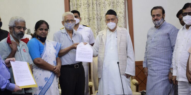 शेतकर्यांतर्फे लोक संघर्ष मोर्चाच्या अधक्षा प्रतिभाताई शिंदे यांनी व शेतकरी संघटनांनी लिहीले राष्ट्रपतींच्या नावे रोषपत्र राज्यपाल यांना प्रत्यक्ष भेटून दिले निवेदन