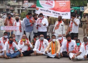 रावेरात ओबीसी समाजाला आरक्षण मिळावे यासाठी भाजपचे चक्का जाम’ आंदोलन