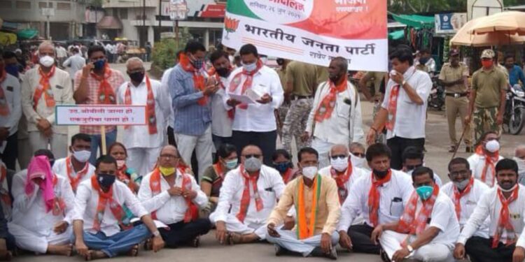 रावेरात ओबीसी समाजाला आरक्षण मिळावे यासाठी भाजपचे चक्का जाम’ आंदोलन