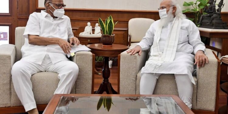 शरद पवार आणि नरेंद्र मोदी यांच्या भेटी दरम्यान तासाभराची चर्चा