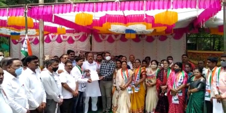 पाचोऱ्यात राष्ट्रवादी तफेॅ इंधन दरवाढ विरोधात आंदोलन