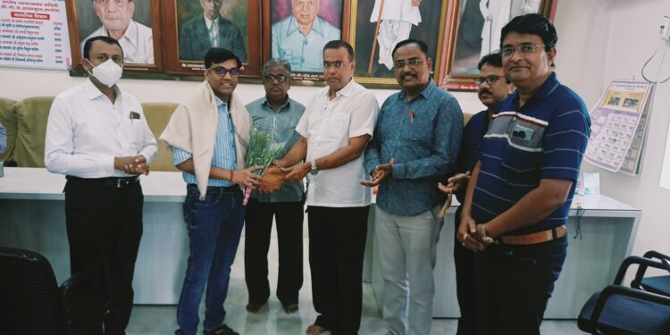 आय. ए. एस.पदमसिंग प्रदीपसिंग पाटील यांचा गो से हायस्कूलने केला सन्मान