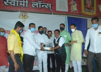 पत्रकारांना मंत्री ना. एकनाथ शिंदे यांच्या हस्ते हेल्मेट वाटप