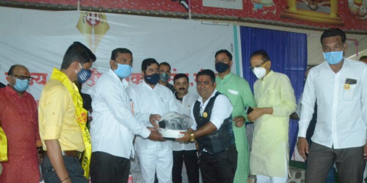 पत्रकारांना मंत्री ना. एकनाथ शिंदे यांच्या हस्ते हेल्मेट वाटप