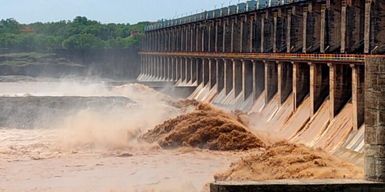 हतनूर धरणाचे 16 दरवाजे उघडण्यात आले ; तापी नदीकाठच्या गावांतील नागरिकांनी सावधानता बाळगण्याचे आवाहन