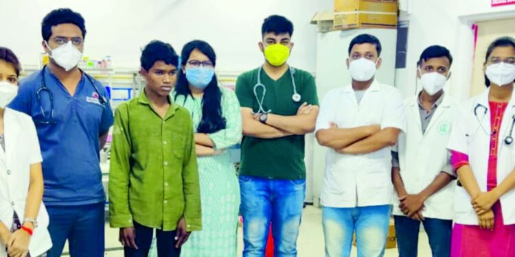 बाप रे…साप चावूनही १५ वर्षीय बालकाचे प्राण वाचवण्यास डॉ. उल्हास पाटील रूग्णालयातील तज्ञांना आले यश