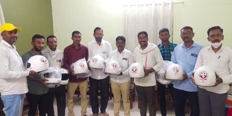 महाराष्ट्र राज्य मराठी पत्रकार संघातर्फे चाळीसगांव येथे पत्रकारांना हेल्मेट वाटप