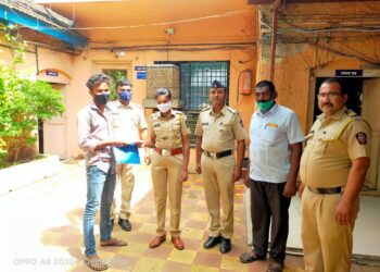 पोलिसांच्या तत्परतेने हरवलेला मोबाईल मूळ मालकाच्या सु्फूर्त