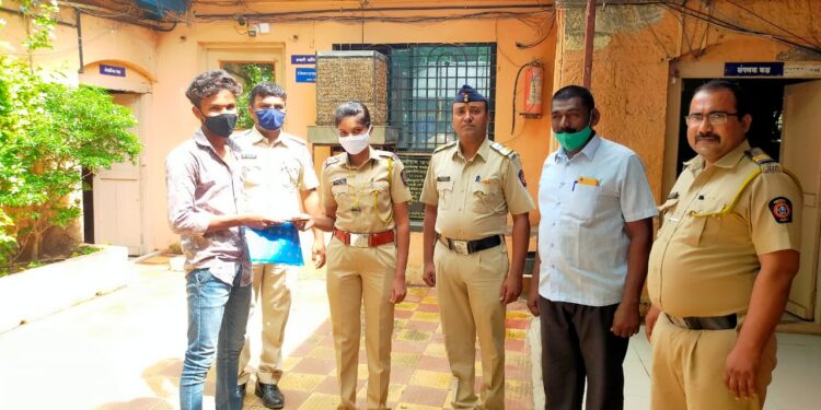 पोलिसांच्या तत्परतेने हरवलेला मोबाईल मूळ मालकाच्या सु्फूर्त