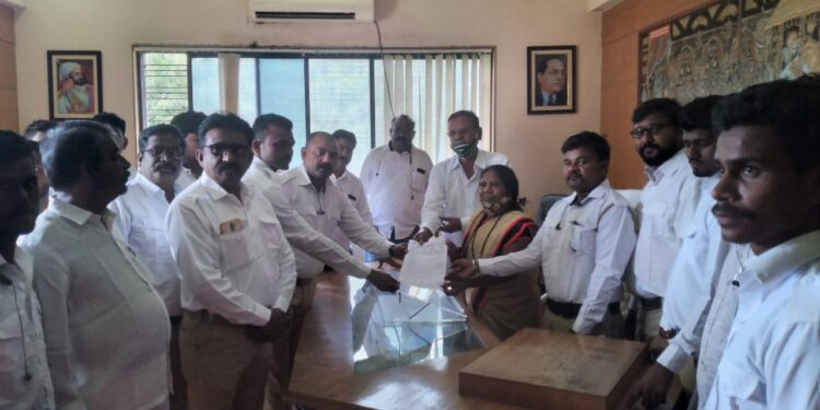 विश्वभुषण डॉ.बाबासाहेब आंबेडकर यांचे पुर्णाकृती स्मारक चाळीसगाव रेल्वे स्टेशन जवळ झाले पाहिजे यासाठी समता सैनिक दलाचे नगर परिषदेस निवेदन