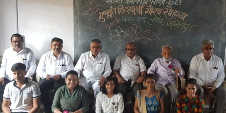 सौ. सु. गि. पाटील माध्यमिक विद्यालय व सौ. ज. ग. पूर्णपात्री कनिष्ठ महाविद्यालय, भडगांव येथे एस.एस.सी. परीक्षेत उत्तुंग यश मिळवलेल्या गुणवंतांचा गौरव सोहळा