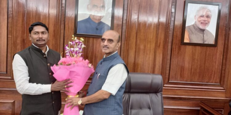 मराठी पत्रकार संघांचे प्रदेशाध्यक्ष वसंत मुंडे यांनी केंद्रीय  राज्य अर्थमंत्री डॉ. भागवत कराड यांची घेतली भेट