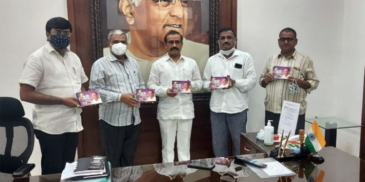 उपमुख्यमंत्री ना.अजितदादा पवार यांच्या वाढदिवसानिमित्त राष्ट्रवादीचे हॅण्डबुक प्रकाशित