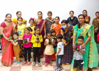 गुरुपौर्णिमा उत्सवानिमित्त गुरुदक्षिणा म्हणून विद्यार्थी व पालकांचा वृक्ष संवर्धनाचा संकल्प