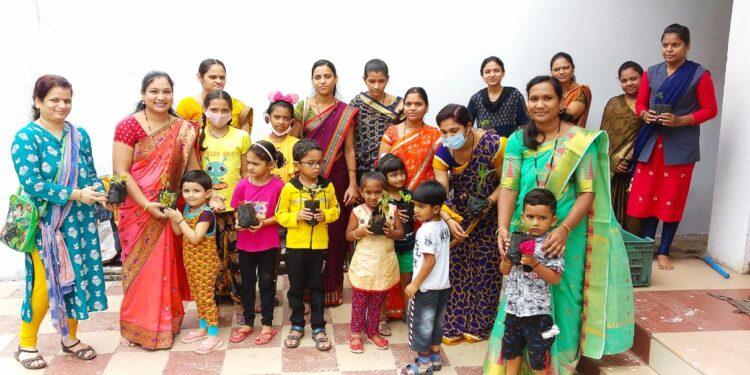 गुरुपौर्णिमा उत्सवानिमित्त गुरुदक्षिणा म्हणून विद्यार्थी व पालकांचा वृक्ष संवर्धनाचा संकल्प