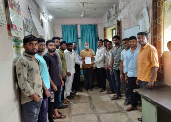 कृषी अधिकाऱ्यांसोबत रयत सेनेची कृषी केंद्रावर धडक – युरीया खत जास्तीच्या भावाने विक्री होत असल्याचे कृषी अधिकाऱ्यांच्या आले निर्देशनास