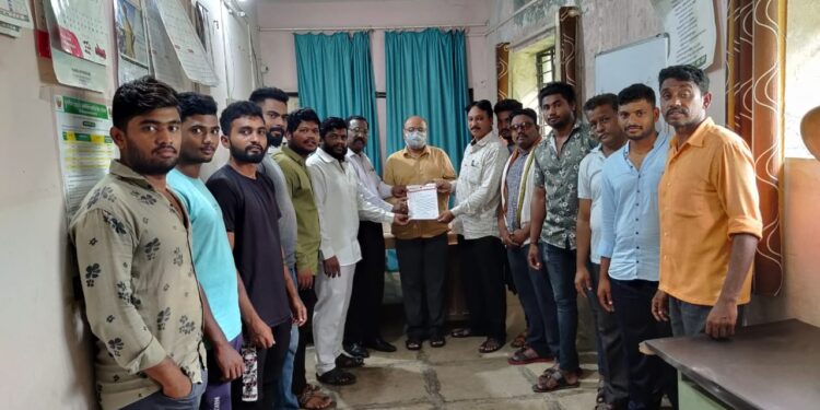 कृषी अधिकाऱ्यांसोबत रयत सेनेची कृषी केंद्रावर धडक – युरीया खत जास्तीच्या भावाने विक्री होत असल्याचे कृषी अधिकाऱ्यांच्या आले निर्देशनास