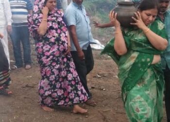 मुलीने  वडिलांच्या पार्थिवाला मुखाग्नी देत निभावले उत्तरदायित्व