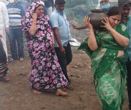 मुलीने  वडिलांच्या पार्थिवाला मुखाग्नी देत निभावले उत्तरदायित्व