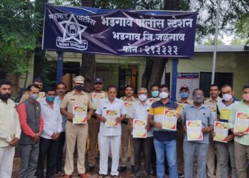 भडगाव  येथे  क्षत्रीय मराठा परीवारामार्फत पोलीस कर्मचारी , आरोग्य कर्मचारी, समाज सेवक सह , पत्रकारांचा कोरोना योद्धा पुरस्काराने सन्मान