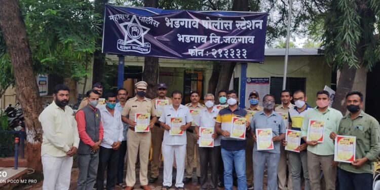 भडगाव  येथे  क्षत्रीय मराठा परीवारामार्फत पोलीस कर्मचारी , आरोग्य कर्मचारी, समाज सेवक सह , पत्रकारांचा कोरोना योद्धा पुरस्काराने सन्मान