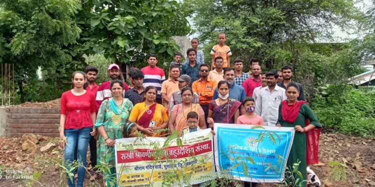 सखी श्रावणी महिला बहुउद्देशिय संस्था व ग्लोबल फाउंडेशन तर्फे स्वामी समर्थ केन्द्रात 30 वृक्षाचे रोपण