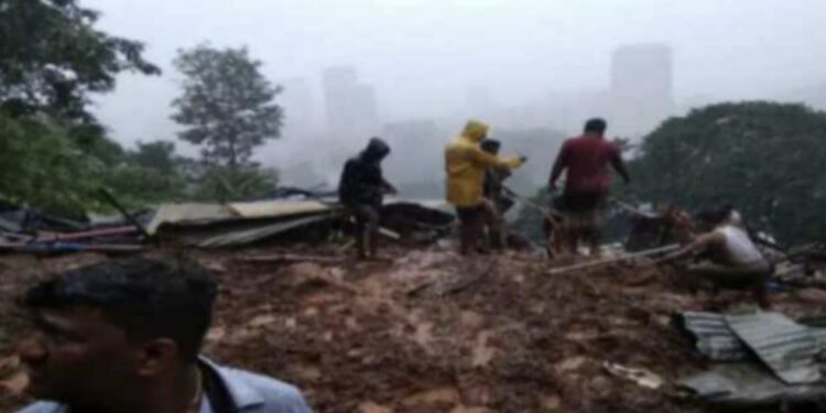 ठाण्यात मोठी दुर्घटना ; दरडी खाली एकाच कुटुंबातील पाच जणांचा मृत्यू ; 3 वर्षाच्या चिमुरडीचा समावेश