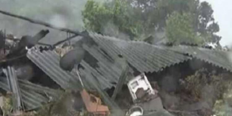 रायगड जिल्ह्यामध्ये मोठी दुर्घटना ; ३० घरे ढिगाऱ्याखाली