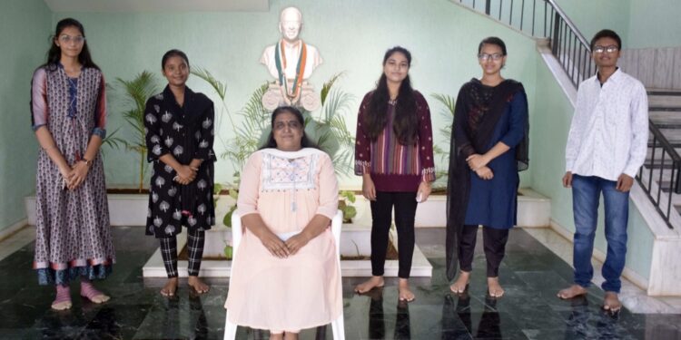 अनुभूती इंग्लिश मिडीयम स्कूलचा 100 टक्के निकाल विद्यार्थीनी ठरल्या अव्वल :  कु. चंचल पवार स्कूलमध्ये प्रथम