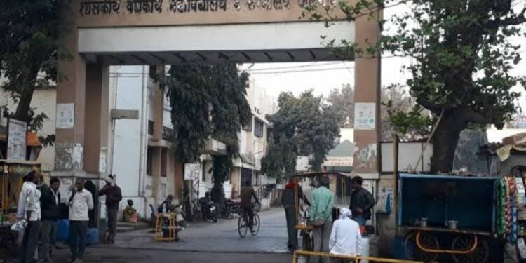 जळगाव जिल्हा सामान्य रुग्णालय  नाॅन कोविड रूग्णालय म्हणून घोषित  जिल्हाधिकारी अभिजीत राऊतांचे आदेश