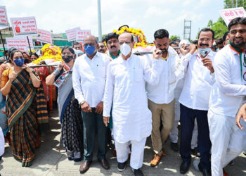 मोदी है तो मेहंगाई है.. मुक्ताईनगरात पेट्रोल डिझेल दरवाढीविरोधात राष्ट्रवादी काँग्रेसचे तीव्र आंदोलन