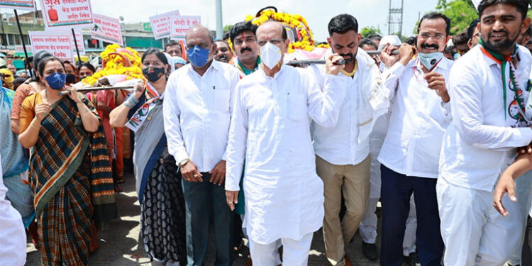 मोदी है तो मेहंगाई है.. मुक्ताईनगरात पेट्रोल डिझेल दरवाढीविरोधात राष्ट्रवादी काँग्रेसचे तीव्र आंदोलन