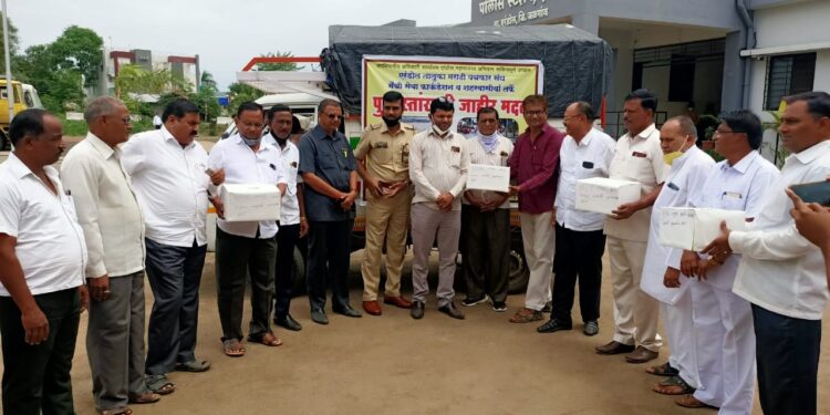 कोकण पूरग्रस्तांसाठी एरंडोल तालुका मराठी पत्रकार संघातर्फे मदतफेरी ; शहरातील नागरिकांचा उस्फूर्त प्रतिसाद